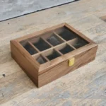 Drvena kutija za osam satova sa plišanim jastučićima. Pareni orah.