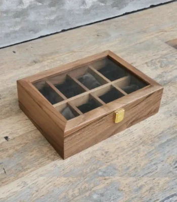 Drvena kutija za osam satova sa plišanim jastučićima. Pareni orah.